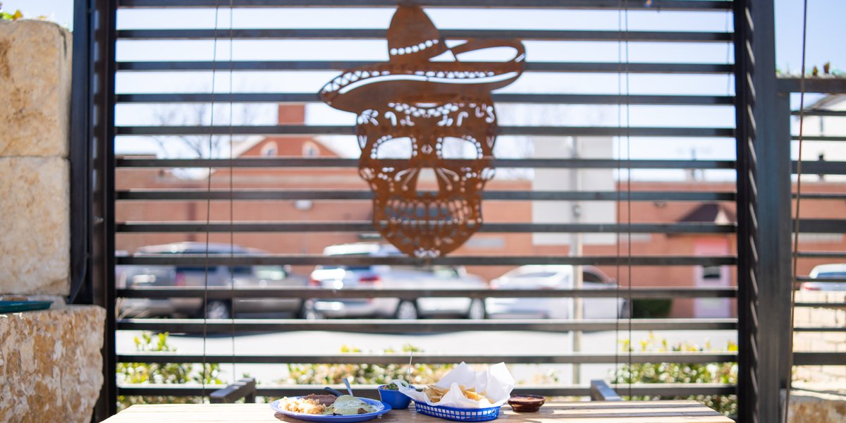 downtown_LBK's tweet photo. Have you made it by Miguel's yet?🤩
This newest spot on Broadway features indoor dining, an outdoor patio with swings, pool tables, TVs, regular drink specials, and delicious Mexican food!🍹🌮
What's your favorite bite to eat from Miguel's?⬇️
#DrinkLocal #DowntownLBK #DLBK https://t.co/ipTV1IgkGl