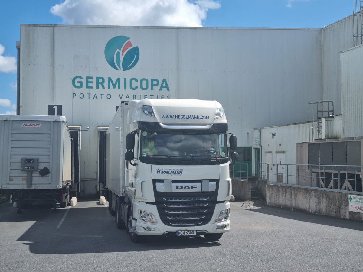 germicopa's tweet photo. Germicopa s’associe à l’opération « DES POMMES DE TERRE POUR l’UKRAINE » menée par FEDEPOM avec un don de 25 tonnes de plants de pommes de terre de variétés rustiques. Le camion vient de quitter l'entrepôt breton de Landivisiau #ukraine #dons #fedepom #pommedeterre #potatoes https://t.co/TPpVhEodDB