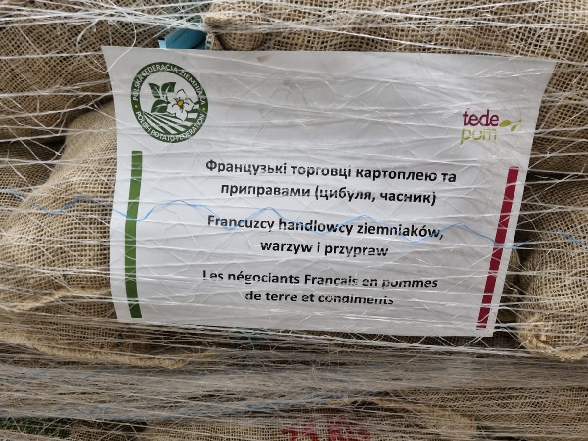 germicopa's tweet photo. Germicopa s’associe à l’opération « DES POMMES DE TERRE POUR l’UKRAINE » menée par FEDEPOM avec un don de 25 tonnes de plants de pommes de terre de variétés rustiques. Le camion vient de quitter l'entrepôt breton de Landivisiau #ukraine #dons #fedepom #pommedeterre #potatoes https://t.co/TPpVhEodDB