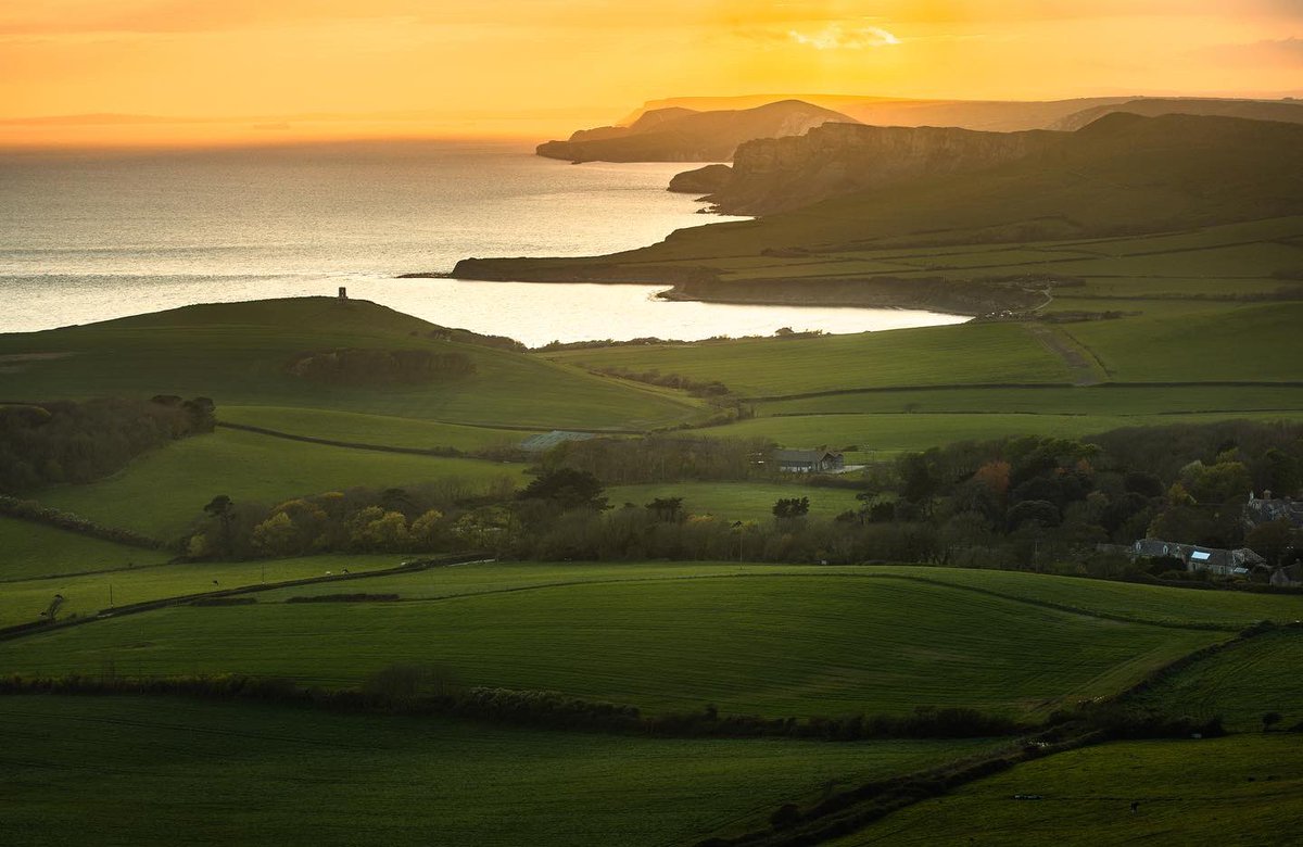 Matt_Pinner's tweet photo. Lovely walk out to Swyre Head for Sunset last night.
.
The view is incredible from Swyre Head as itβs the highest point of the Purbeck Hills and the Isle of Purbeck itβs definitely worth a visit.
https://t.co/WQyDQdRBLc
#Dorset #DorsetLandscape #photography #ThinkLee https://t.co/eB5mKGABxq