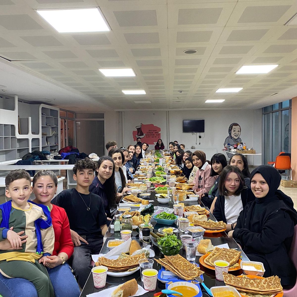 GSB_MeramGM's tweet photo. Gençlik Merkezleri Halk Oyunları ekibi ile iftardayız. 😇

#GSBGM #GSBGENÇLİK https://t.co/AAq5bDM2Hs