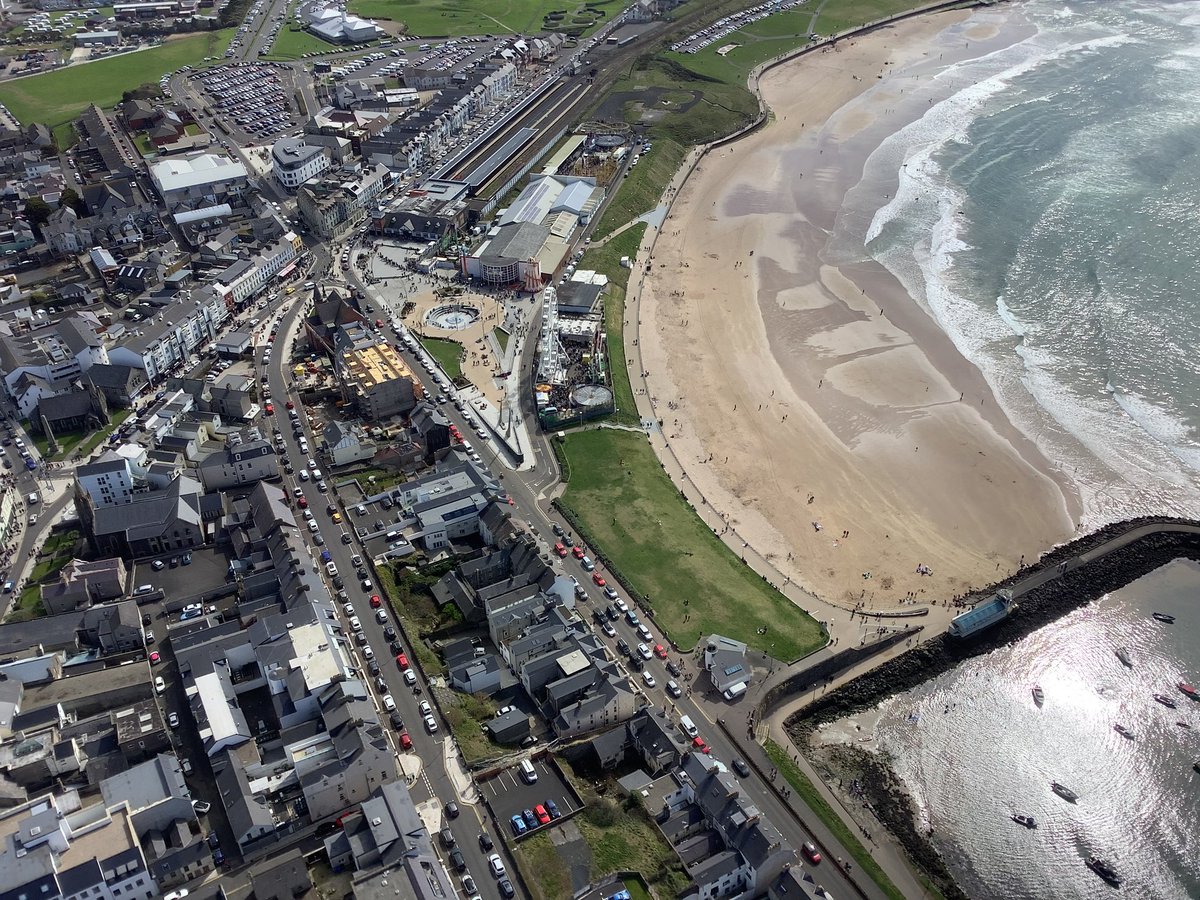 PSNIAirSupport's tweet image. We took the scenic route back from @PSNIDCSDistrict via @PSNICCGDistrict. It was quite a nice day weather-wise... and it would needed to have been to stand in that queue! Thanks to all who gave us a wave as we flew past. 
#AirSupportUnit