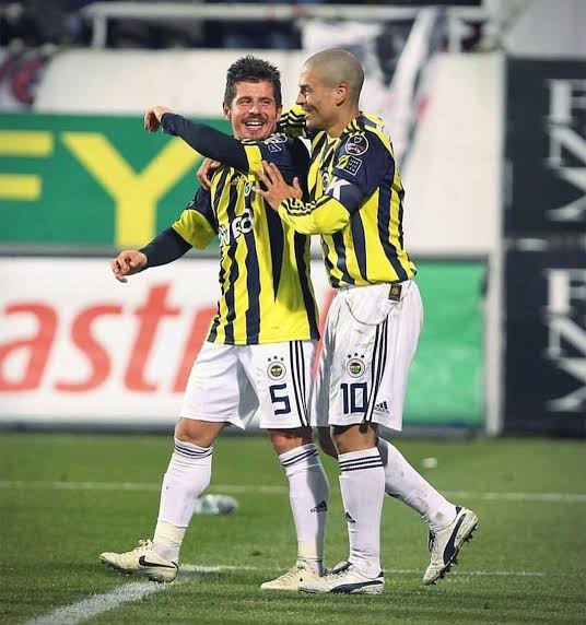 Emreetz_'s tweet photo. Hani eski bir resme bakarken
Hani yılları sayarda insan
Hani gözleri dolarya birden
İşte öyle bir şey
   isak vural arda güler valencia szalai novak sosa luiz gustavo https://t.co/qnjJwm1y5O