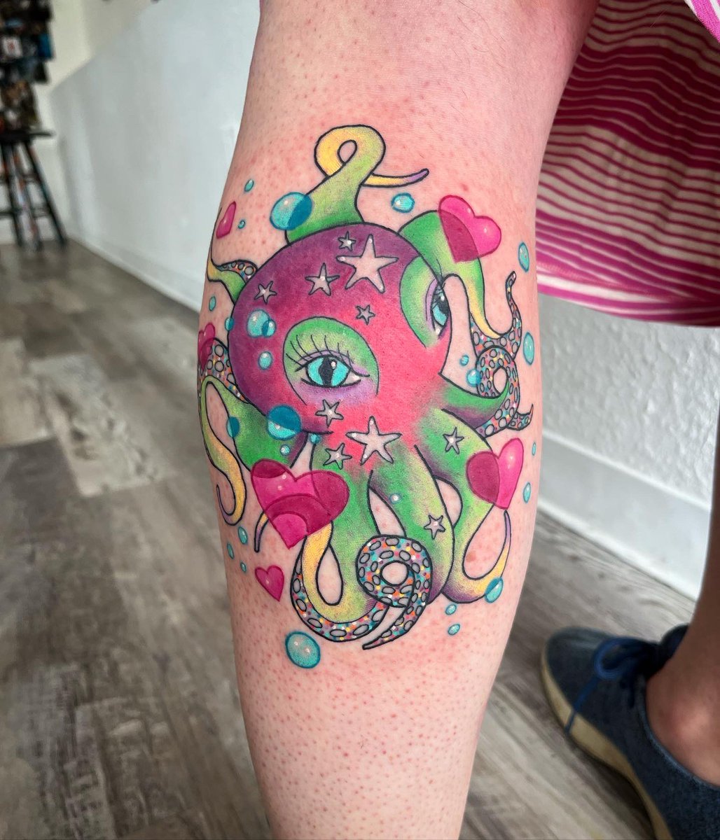 HailstormTattoo's tweet photo. What has eight legs and funky dance moves!? This octopus 🐙 🌈💗 https://t.co/D5rOZ0T3qY