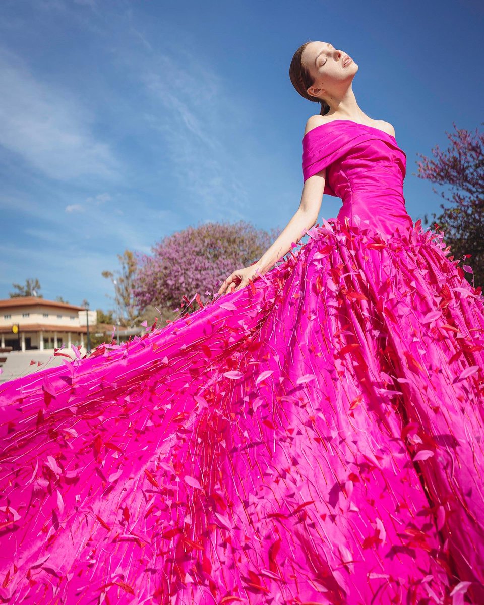 RamiKadi's tweet image. A burst of fuchsia dazzles under the Greek sun, from the #LucidAlgorithms SS22 collection showcased at the @AXDWeek show.

#RamiKadi #AthensXclusiveDesignersWeek #RKSS22 #Greece #Athens #FashionShow