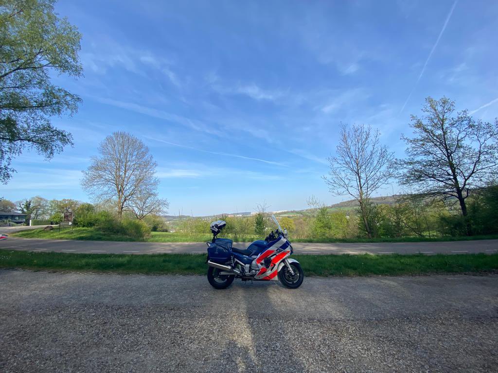 Collega’s volgen op dit moment de rijopleiding voor de motor. Geen ramp met dit mooie weer!☀️
