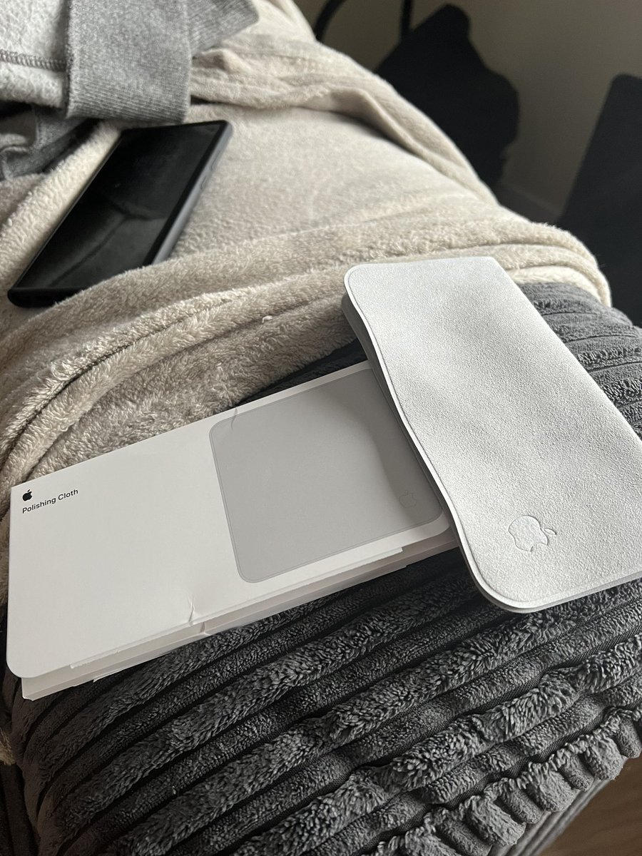 Techsports8's tweet photo. I feel ashamed already 😅😅 #applecloth https://t.co/VO4wxdDaWv
