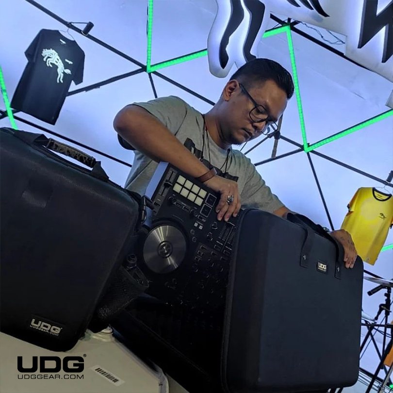 udggearcom's tweet photo. ""I trust UDG to protect my gear" by @teezyindo

#UDG #UDGGEAR #Deejay #Producer #DJLIFE #UDGonTheRoad #DJonTour #UDGreGram #travellingdj #traktor #shooting #virtualgig #serato #rekordbox #traktordj https://t.co/aehyLXSiuE