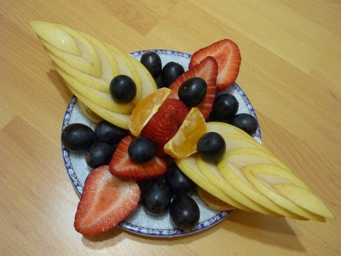 Geometric fruit arrangement on a plate