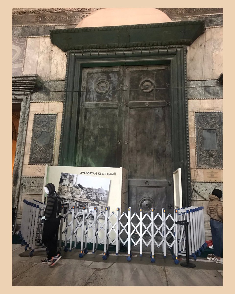 ucupgitmesin's tweet photo. Sanat Tarihi Derneği'nin @SanatTarihiSTD dikkat çekmesiyle haberdârı olduğumuz Ayasofya'daki İmparator Kapısı'nın tahribatı konusunda Uçup Gitmesin ekibi olarak bizler de şaşkın ve üzgünüz. Sürecin takipçsi olarak bugün itibariyle restorasyon çalışmaları başlatıldığını belgeledik https://t.co/8ff38dJclT