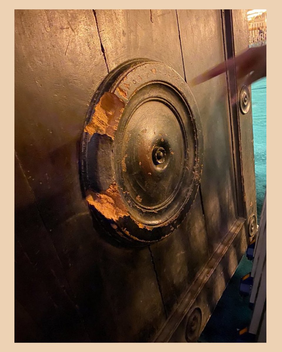ucupgitmesin's tweet photo. Sanat Tarihi Derneği'nin @SanatTarihiSTD dikkat çekmesiyle haberdârı olduğumuz Ayasofya'daki İmparator Kapısı'nın tahribatı konusunda Uçup Gitmesin ekibi olarak bizler de şaşkın ve üzgünüz. Sürecin takipçsi olarak bugün itibariyle restorasyon çalışmaları başlatıldığını belgeledik https://t.co/8ff38dJclT