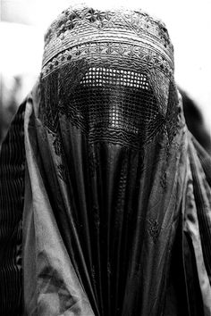 islamicize's tweet photo. "This woman, who sees without being seen, frustrates the colonizer. It was the colonialist's frenzy to unveil the [Muslim] woman. 

In this, battle, the occupier was bent on unveiling...because there is in it the will to bring this woman within his reach, to make her a possible.. https://t.co/mMXYzvoz0V