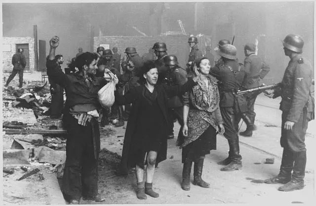 Nous commémorons ce 16 avril les 79 ans du soulèvement du ghetto  de Varsovie. 

Le 16 avril 1943, des centaines de juifs, menés par des organisations de jeunesse, se soulèvent contre les nazi.

Nous ne cesserons jamais de faire vivre leur mémoire et leur valeurs de Résistance