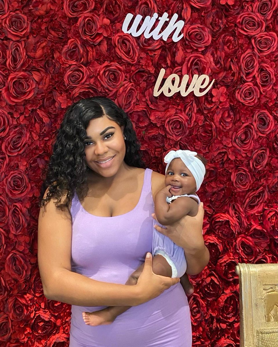naeheyward's tweet photo. It’s sundress &amp; stroller szn 

#hotmomsummer #weoutside https://t.co/3qHK47DeXW