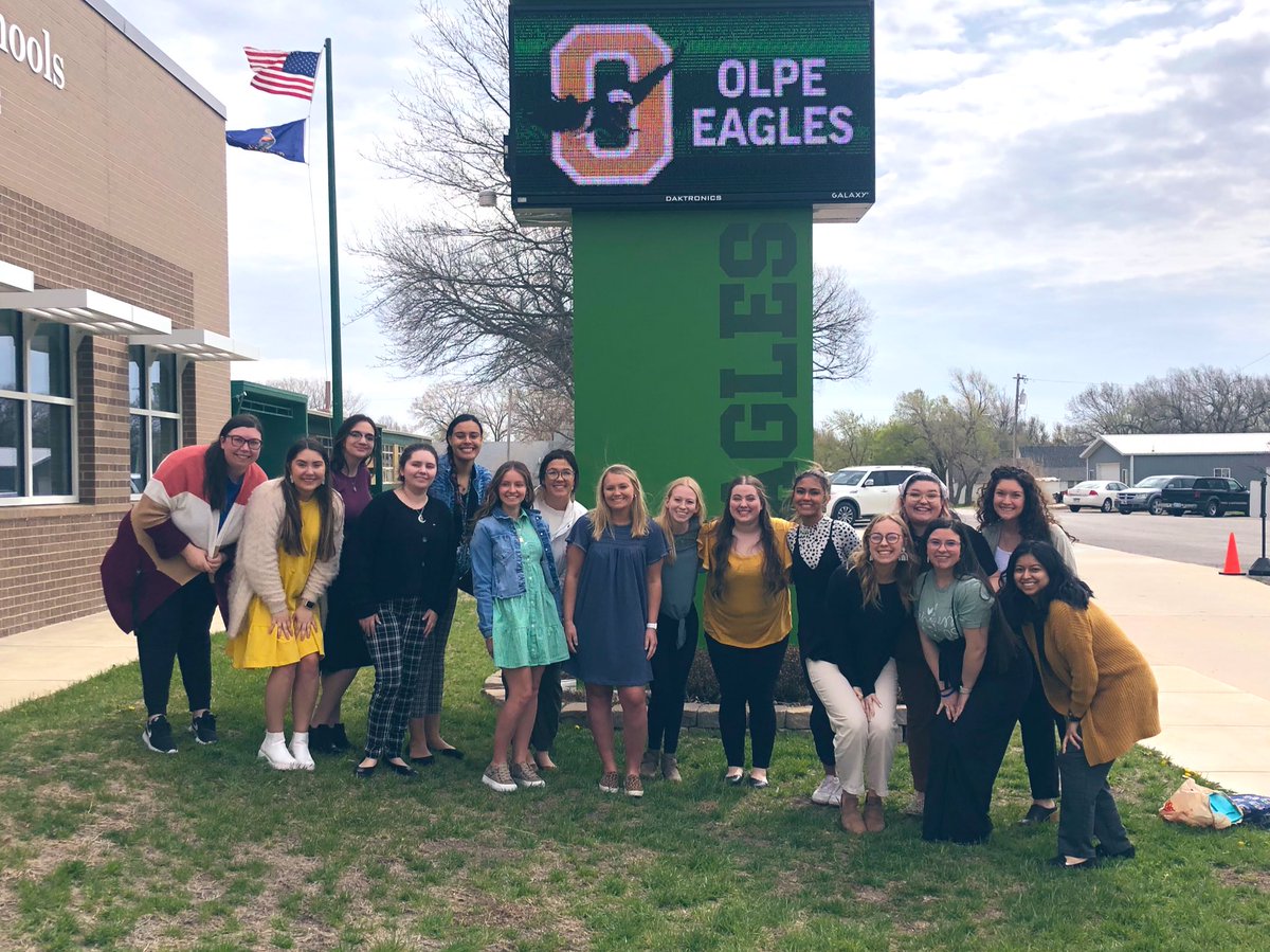 RussellSwanson1's tweet photo. Emporia State elementary education students rocked their microteach experiences in local schools! One of the many reasons to attend @TTC_ESU at @emporiastate! Special thanks to @Olpe_Schools, @lebowolves and @284Usd for having us! #StingersUp #edutwitter #goodteachingmatters https://t.co/de3SCr4JB4