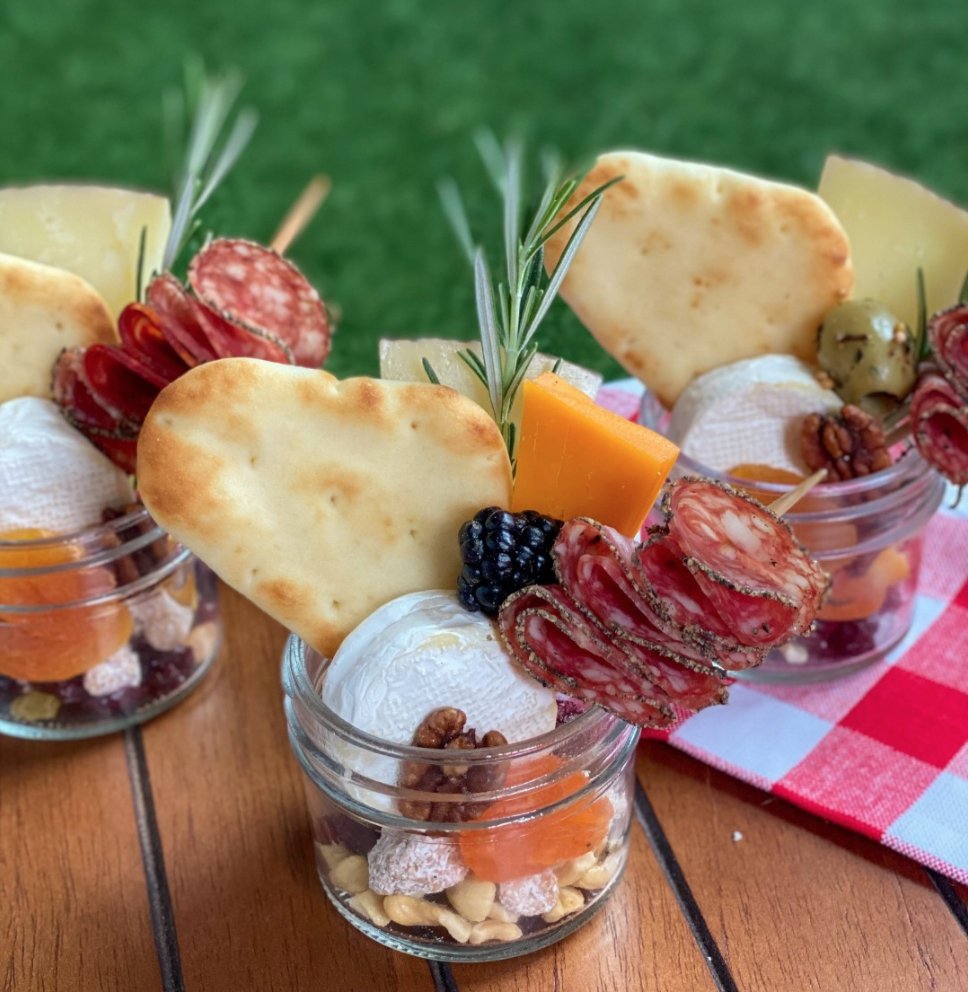 Toss the tired traditional charcuterie plate and make each of your guests their own jarcuterie – a hand-held individual charcuterie in a jar!

#jarcuterie #charcuterie #appetizers