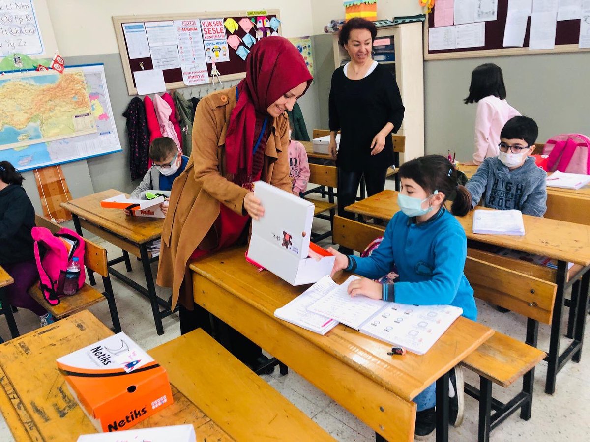 Öğrencilerimizin gülümsemesine vesile olan İLKYAR Vakfına çok teşekkür ederiz. 23 Nisan Ulusal Egemenlik ve Çocuk Bayramı öncesi bayram hediyelerini alan öğrencilerimizin mutluluğuna şahit olmak ve onlarla bu mutluluğu paylaşmak çok güzeldi. <a href="/MustafaUzunla13/">Mustafa Uzunlar</a>