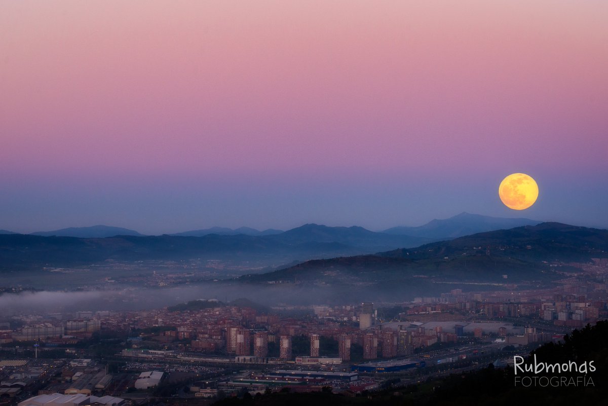 Sábado 20:50 aprox, asomaba la #LunaRosa  
Se me ocurrió subir al Mirador de La Arboleda.
Planificación con <a href="/photopills/">PhotoPills</a>
Puro espectáculo verla asomar y comprobar lo pequeños que somos en este Universo.
#barakaldo #trapagaran #margenizquierda
<a href="/BAIEskola/">BAI Antzerki Eskola</a>
 #zirkodoma
<a href="/infobarakaldo/">infobarakaldo</a>
