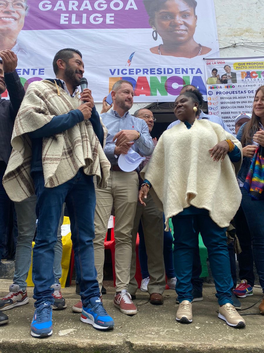 olarte012's tweet photo. Con FRANCIA Y PETRO TEJIENDO la  #Ruana del PACTO,de la VIDA, DEL CAMBIO, DEL AMOR.

#SUMERCE 

#ConPetroYFranciaHastaElFinal
#FranciaMarquezVicepresidenta 🙋🏿‍♀️💜🇨🇴 https://t.co/N6BGfKAt9t
