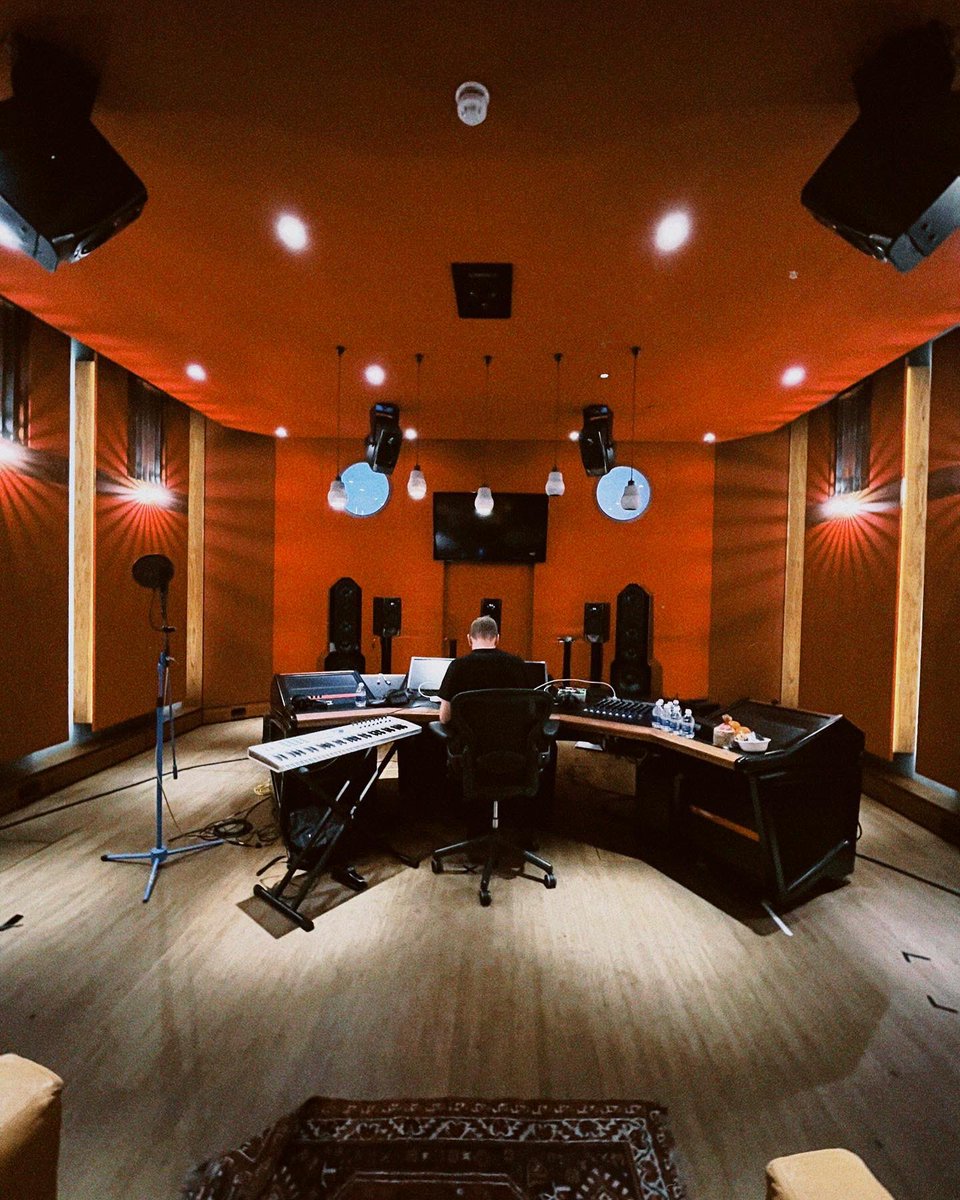thegalaxylovesu's tweet photo. music making mf 🌚 https://t.co/qz1fX0wOzE