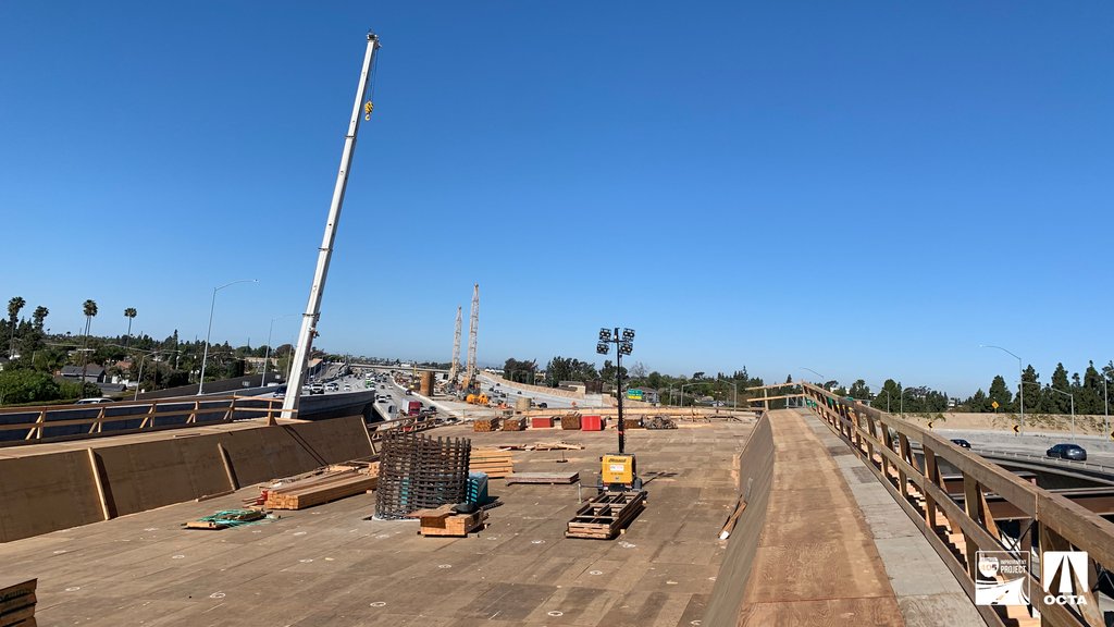 405improvement's tweet photo. Crews continue to install falsework to support the construction of the new I-405/SR-73 HOV connector. Sign up to receive construction updates by visiting https://t.co/wGQmXJEi0m. 🚧

#Falsework #Construction #405Freeway #CaltransOC #405Improvement @CityofCostaMesa https://t.co/ONwG8pT3HA