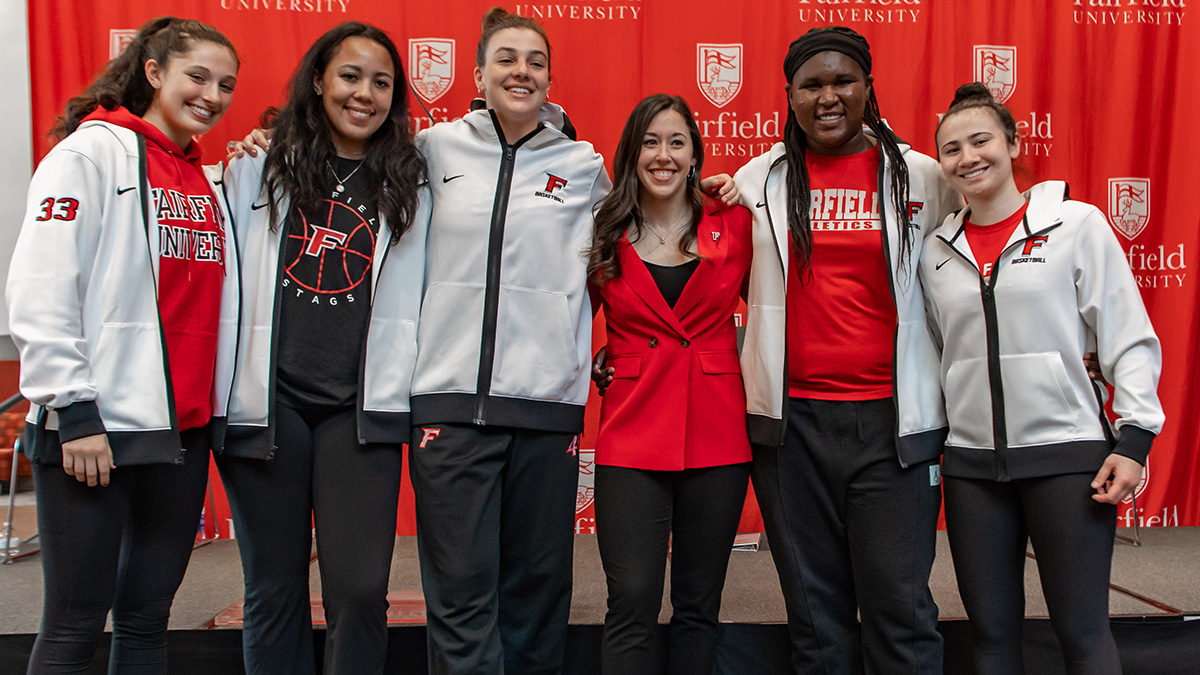 𝗢𝗳𝗳𝗶𝗰𝗶𝗮𝗹𝗹𝘆 𝗼𝗳𝗳𝗶𝗰𝗶𝗮𝗹

Welcome to @FairfieldU, Head Coach Carly Thibault-DuDonis‼️

📸 bit.ly/3OnkjEX

#WeAreStags #StagsLead #FairfieldU #MAACHoops 🤘🏀