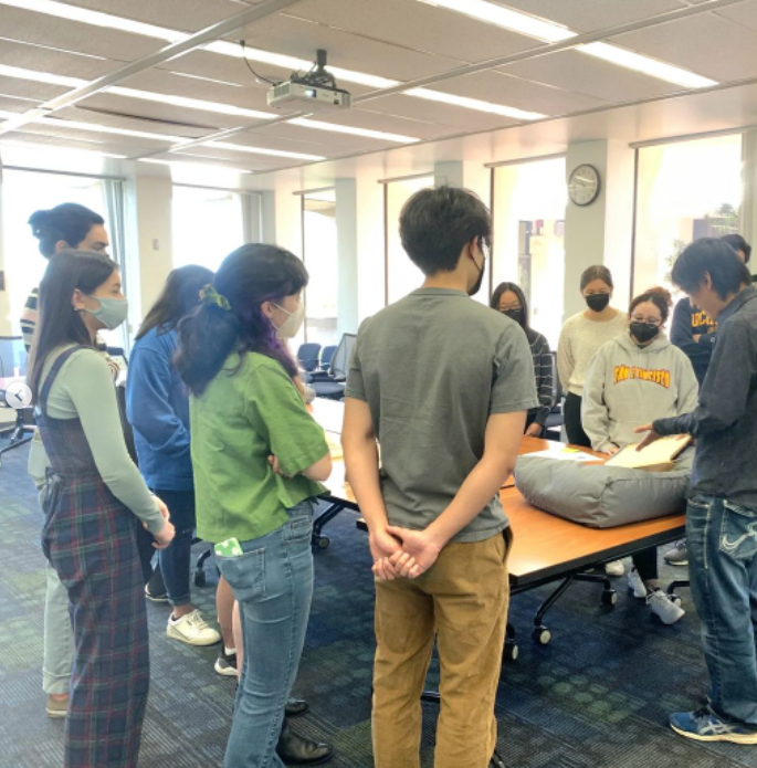 ucilibraries's tweet photo. ➡️ Here's a look at #UCILibraries Special Collections being used for the Shakespeare class that was led by one of our librarians! Here he is showing off Shakespeare's first folio 📚

📸 @uci_archives https://t.co/S4zHzvLkd8