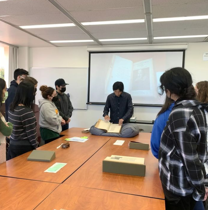 ucilibraries's tweet photo. ➡️ Here's a look at #UCILibraries Special Collections being used for the Shakespeare class that was led by one of our librarians! Here he is showing off Shakespeare's first folio 📚

📸 @uci_archives https://t.co/S4zHzvLkd8