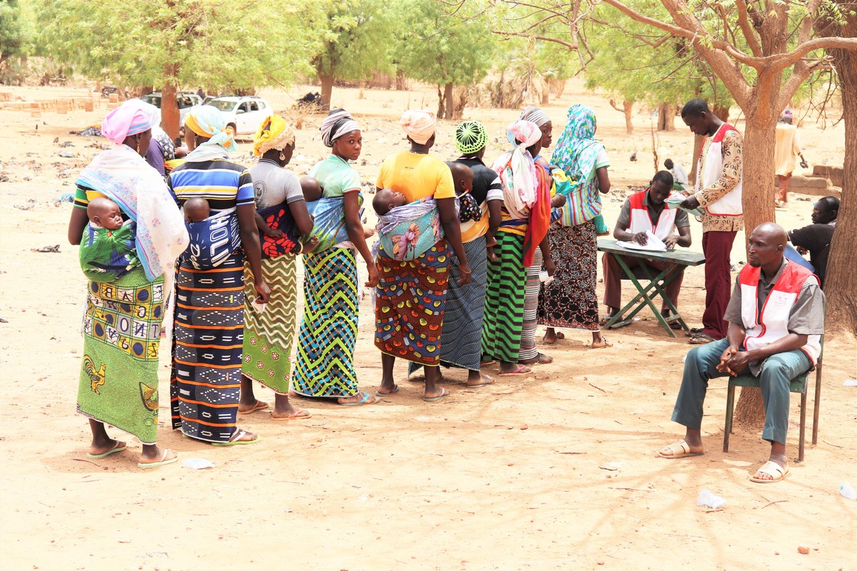 LaurentSaugy's tweet photo. 2/2 @CICR_fr vient d'assister 5300 ménages déplacés à Ouahigouya et Séguénéga Nord #BurkinaFaso avec du cash pour l’achat de vivres. Une opération qui se répétera 3x pour permettre aux déplacés de faire face à la crise alimentaire
@Croixrougebf @BurkinaMinagri @spconasur https://t.co/ERqDBFykF1