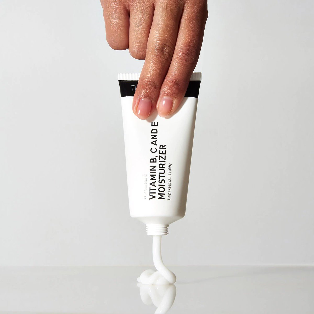 lafcosmetics's tweet photo. Offrez à votre peau la nutrition qu'elle mérite ! 😍 

Conservez une peau douce et souple avec l'Hydratant à la vitamine B, C et E. Ultra nourrissant, il permet de revitaliser et de régénérer les teints ternes, en laissant la peau lumineuse, équilibrée et rafraîchie💦

Prix 8000f https://t.co/5QC2zQ2U0E