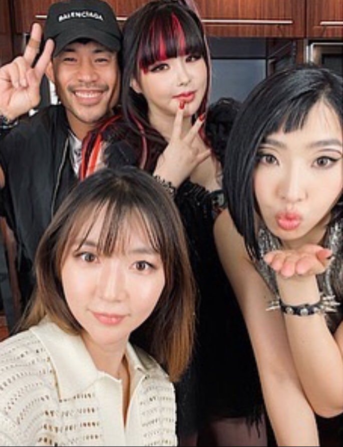 bomsupdates's tweet photo. [INSTAGRAM] Park Bom’s makeup artist shares a backstage selfie at Coachella with Bom and Minzy 💕. https://t.co/XZmgmrNitG