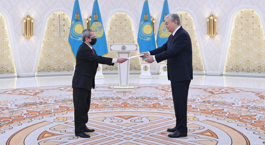 El embajador Oscar Santana León presentó al presidente de la República de Kazajstán, Kassym-Jomart Tokayev, las Cartas Credenciales que le acreditan como Embajador Extraordinario y Plenipotenciario de #Cuba🇨🇺 ante el Gobierno de ese país centroasiático.

👉cubaminrex.cu/es/embajador-d…
