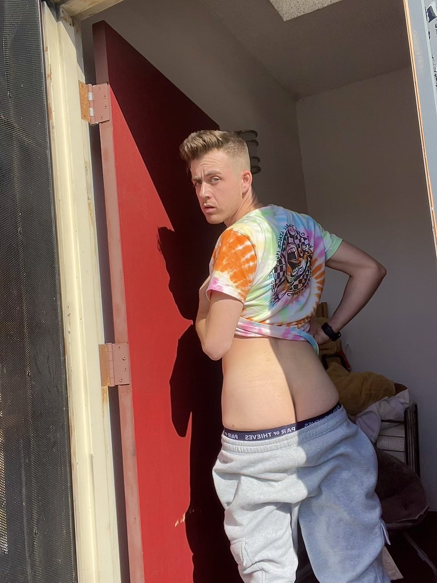 dallasknoxxx's tweet photo. had a little fun this morning 😈 #splitdownthemiddle #goodmorning 
#chat #bottom #top #content #gay #horny #losangeles #exhibition #cruising #bored https://t.co/uF6cXwVuIy