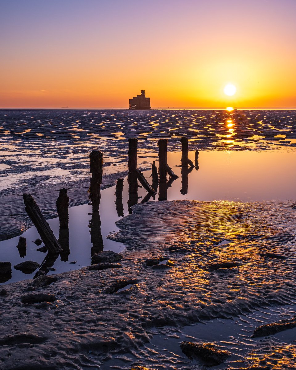 T O N E S

Sunrise in Grain 

#visitkent #grain #visitmedway #landscapephotography #landscapelovers #kentlifemag #itvweather #bbcweather #sunrise #colour #kent #Coast2Coast