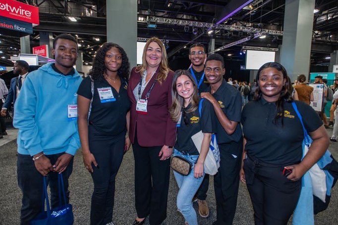 Another stellar day at @emergeamericas celebrating the best of #MiamiTech &amp; #MDCTech alongside @mdcollege trustees, Rising Black Scholars &amp; #eMergeAmericas President <a href="/melmedina305/">Melissa Medina</a>. 

#MDCTogether #Tech