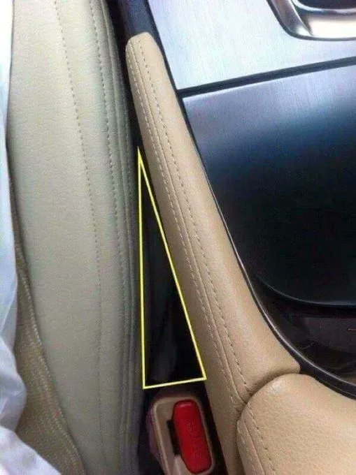 TheComedyHumor's tweet photo. This is the real Bermuda Triangle. https://t.co/0ORFB64dZ3