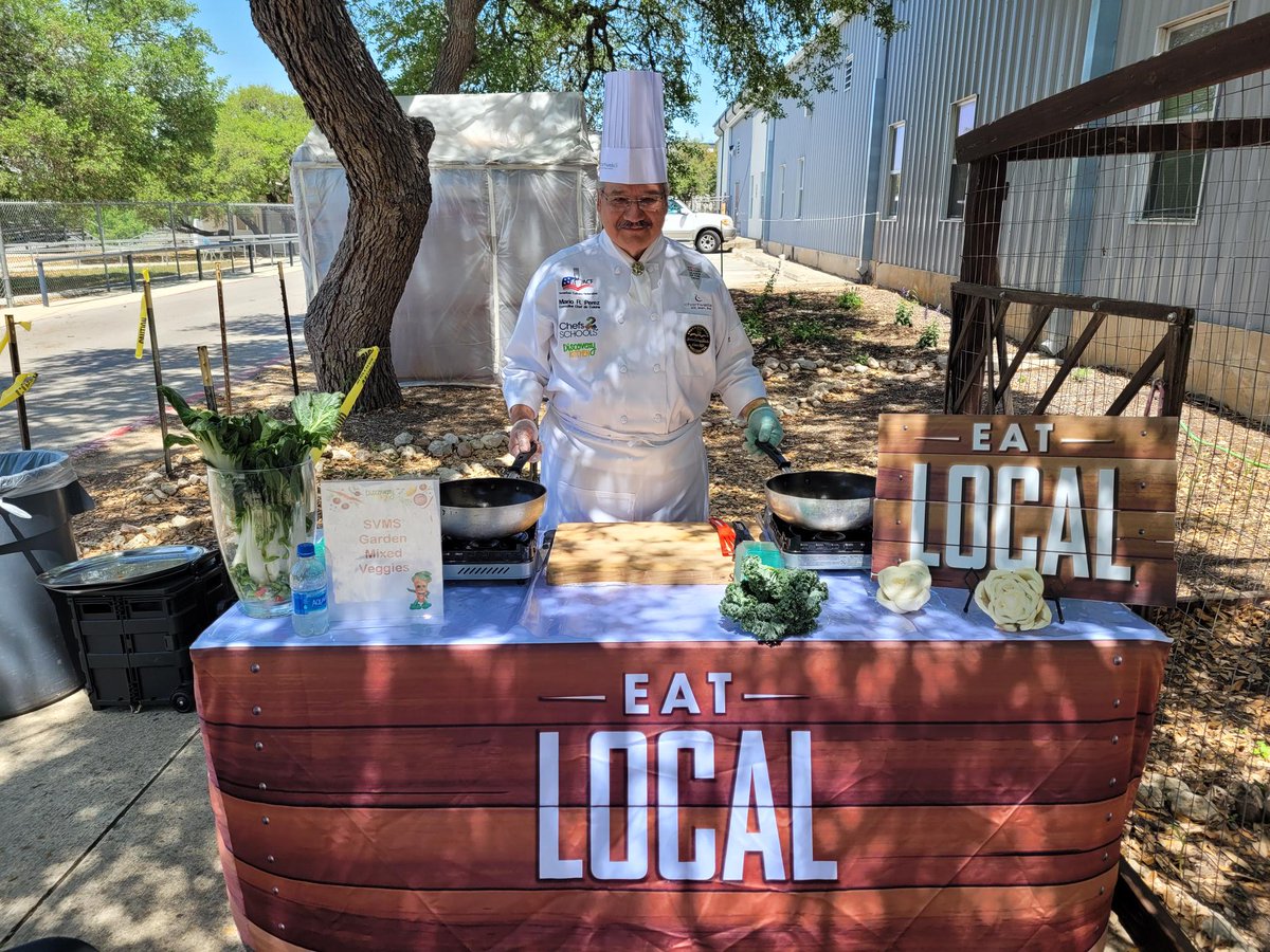 ComalFIT's tweet photo. Showing off some SVMS #ComalSowHealthy Garden Mixed Veggies! From Garden to Chef Mario to Table! #schoolgardens #eatlocal #everystudentconnected @CISD_Nutrition @ArynStandeford @txextension @cisdnews https://t.co/HaVczWFmB8
