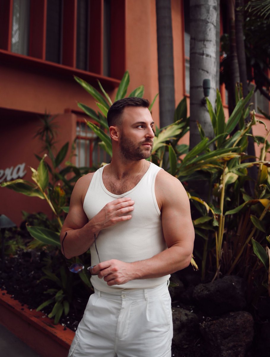 sinkthesun's tweet image. arms looking like aaaarms here