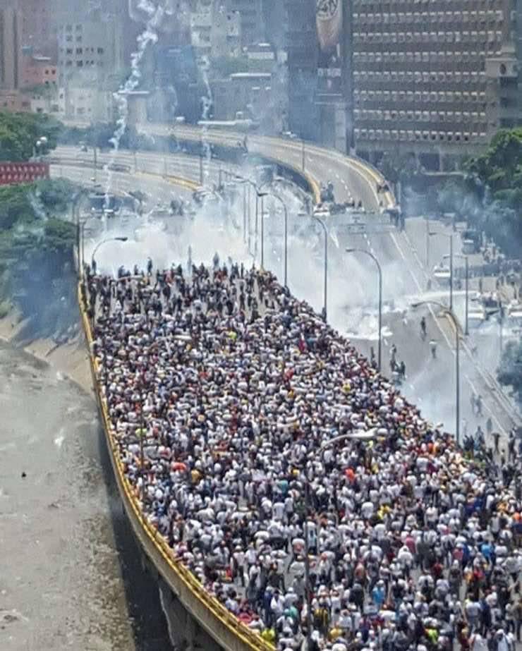 jguaido's tweet photo. Hoy es una fecha para reconocer a los millones de jóvenes que resisten, a nuestros mártires que dieron la vida en las calles por este país. 

Debemos reivindicarlos buscando justicia. Hoy la dictadura está señalada y siendo investigada por la CPI por delitos de lesa humanidad. https://t.co/NxCygMee44
