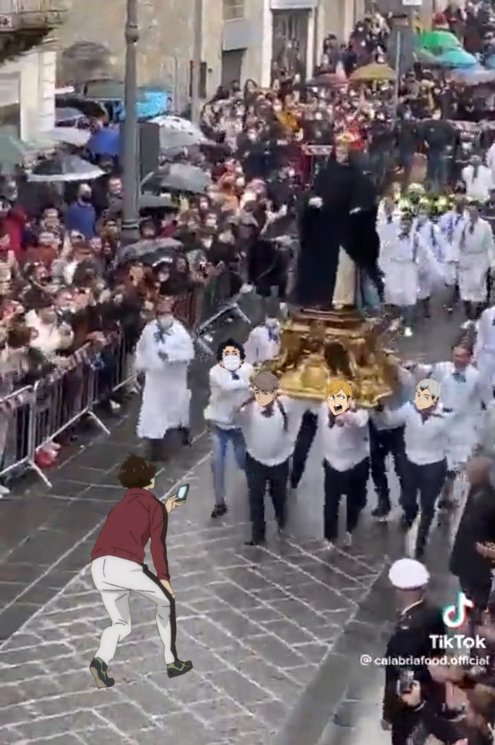 twinatsumumiya's tweet photo. Nelle ultime ore sta circolando questo video e volevo rassicurarvi: le madonne sono volate e arrivate sane e salve (poi vabbè abbiamo sparato i fuochi per festeggiare San Nicola e sono saltate in aria).  

#SanNicola #trimoni https://t.co/WhnUUSdSvJ