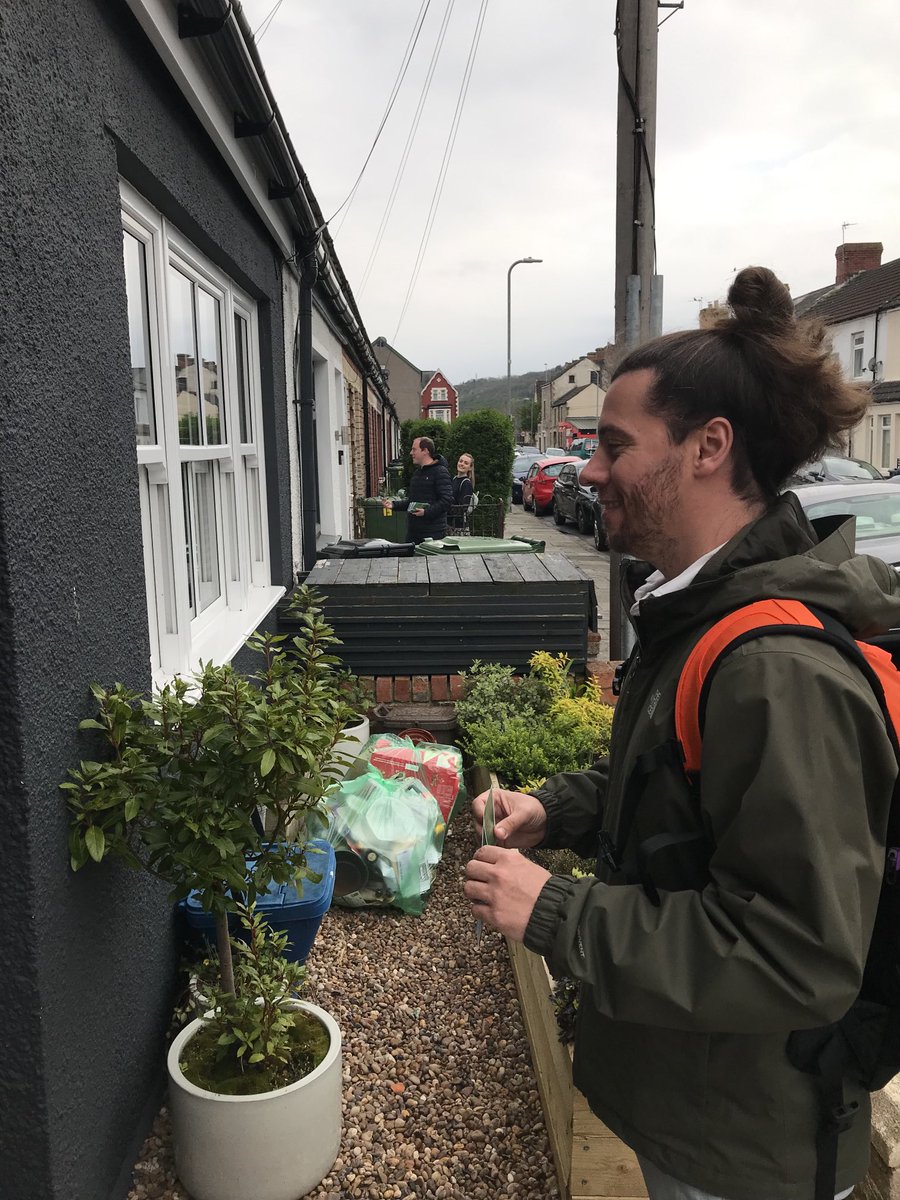 AledapDafydd's tweet photo. #commonground covering ground in Canton ⁦@Plaid_Cymru⁩ ⁦@WalesGreenParty⁩ 💚💛

Braf bod allan hefo tri cyffrous y Tir Cyffredin yn Nhreganna heno. ⁦@EleriLewis⁩ ⁦@JohnapSteffan⁩ https://t.co/lQj0V30XeL