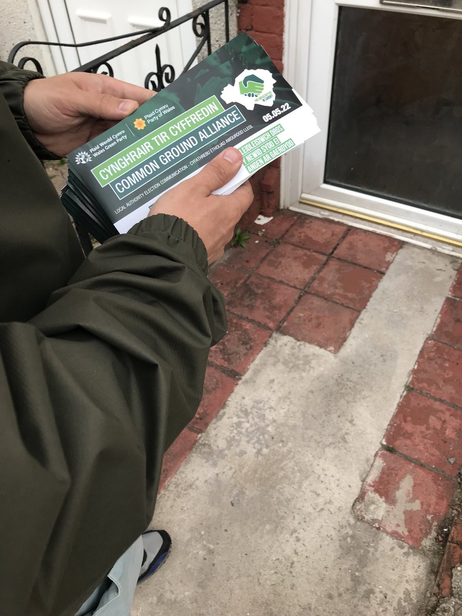AledapDafydd's tweet photo. #commonground covering ground in Canton ⁦@Plaid_Cymru⁩ ⁦@WalesGreenParty⁩ 💚💛

Braf bod allan hefo tri cyffrous y Tir Cyffredin yn Nhreganna heno. ⁦@EleriLewis⁩ ⁦@JohnapSteffan⁩ https://t.co/lQj0V30XeL