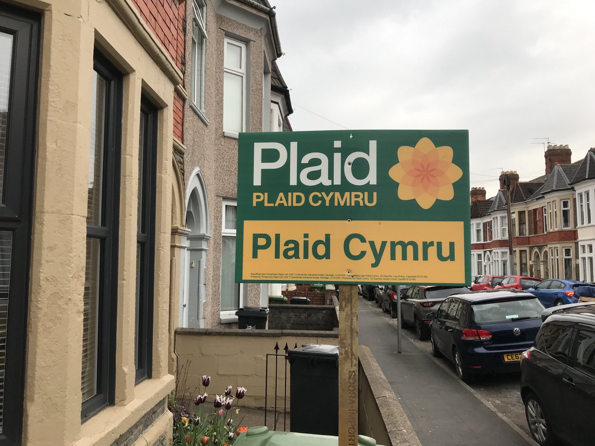 AledapDafydd's tweet photo. #commonground covering ground in Canton ⁦@Plaid_Cymru⁩ ⁦@WalesGreenParty⁩ 💚💛

Braf bod allan hefo tri cyffrous y Tir Cyffredin yn Nhreganna heno. ⁦@EleriLewis⁩ ⁦@JohnapSteffan⁩ https://t.co/lQj0V30XeL