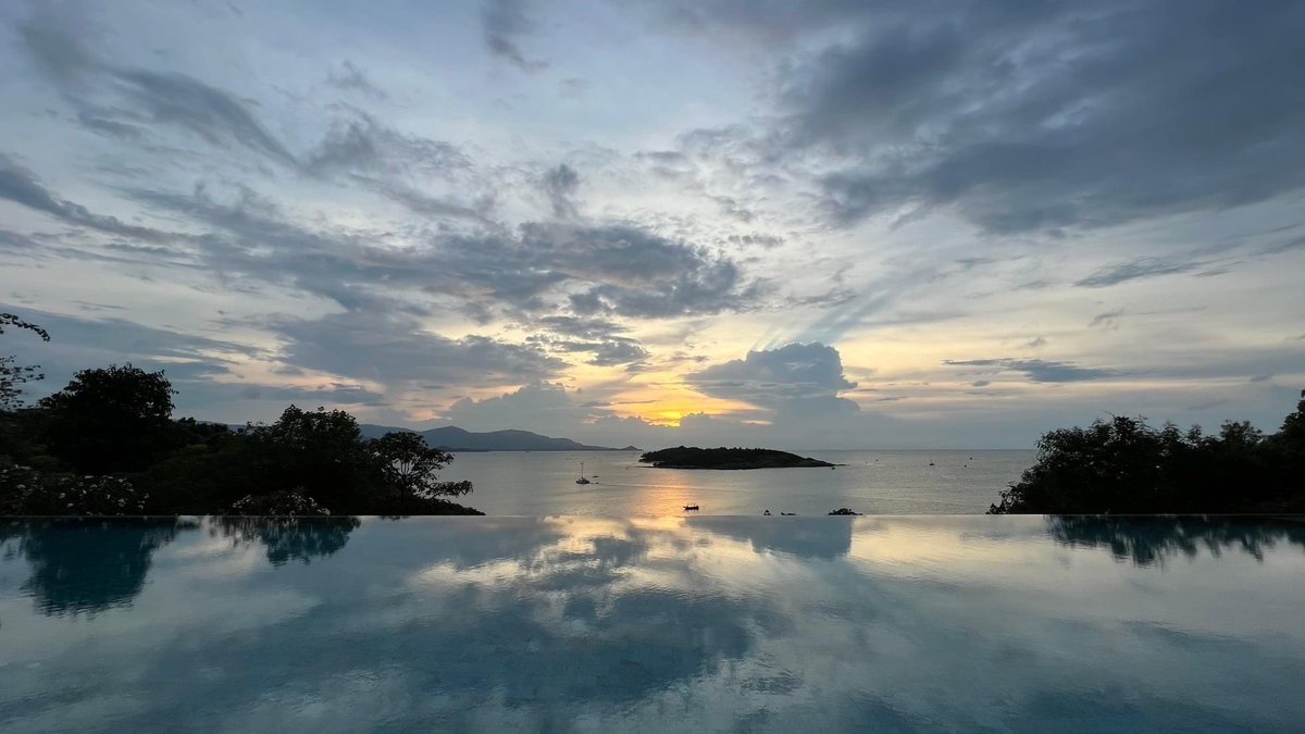 Do you know #SixSensesSamui is one of very few resorts in Thailand that offers both gentle #sunrise and warm #sunset in one place. Choose your favorite spot & witness these magic moments nature kindly created for us.
#SimplySixSenses