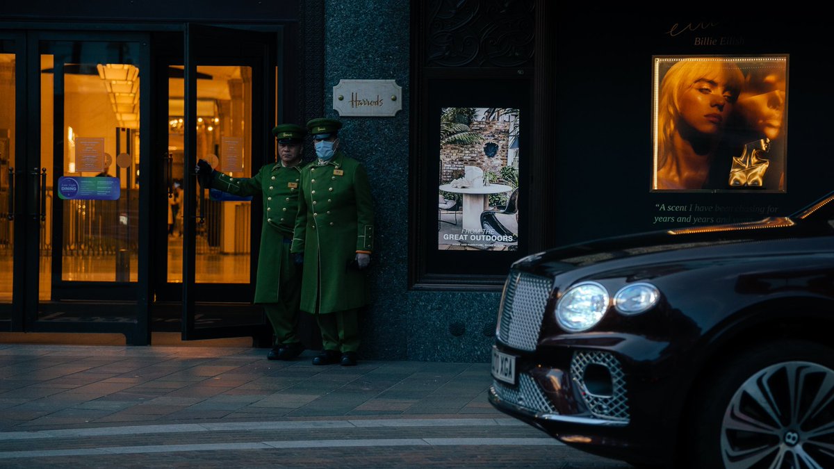 Harrods, London.

#streetphotography #London #Harrods