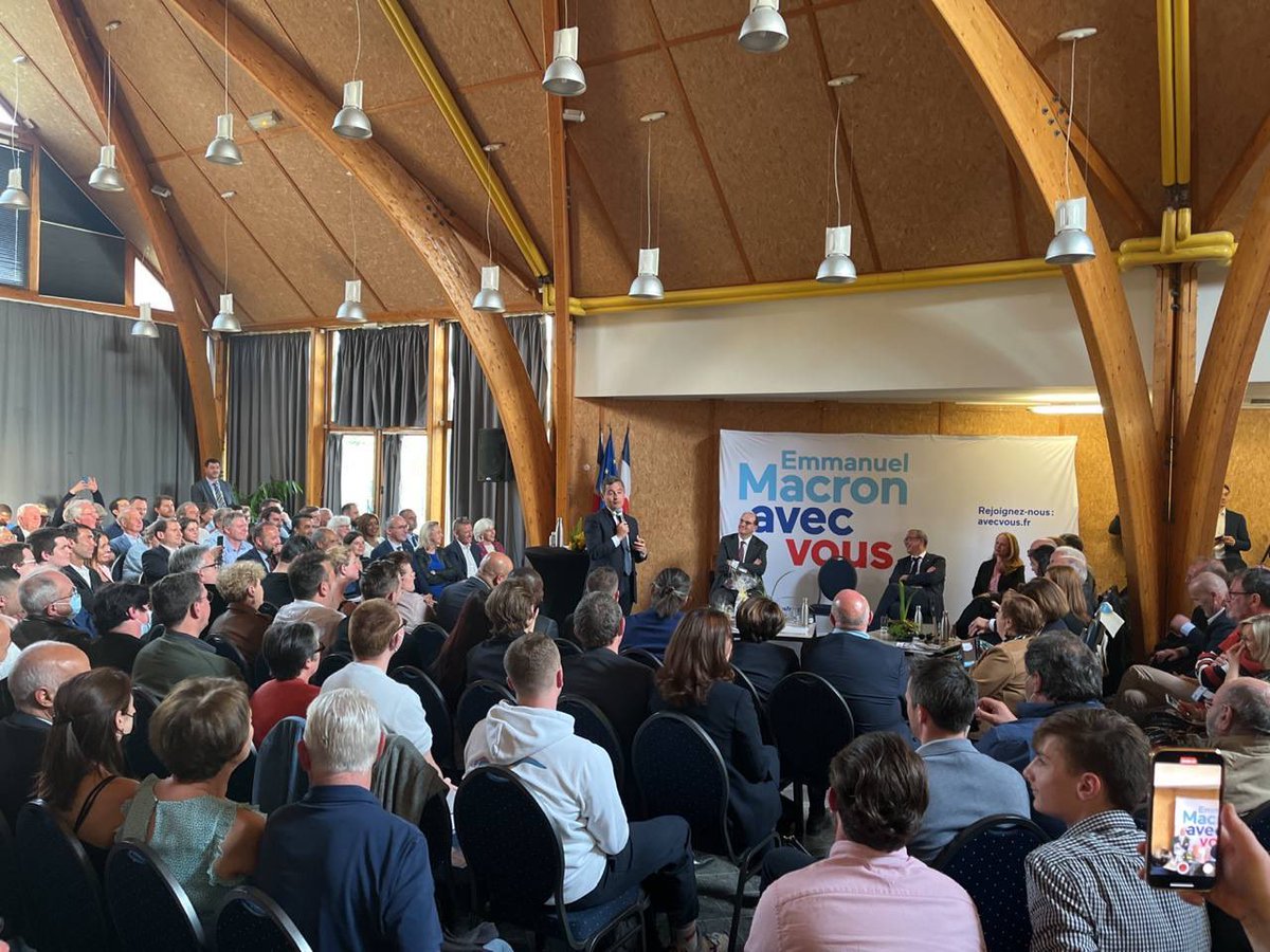 Très belle journée de mobilisation à Halluin, dans le Nord, autour de @JeanCASTEX, @VincentLedoux59 et de nombreux élus et citoyens pour soutenir le meilleur projet pour l’avenir de la France, le projet d’@EmmanuelMacron. Le 24 avril, on vote Emmanuel Macron ! #Macron2022