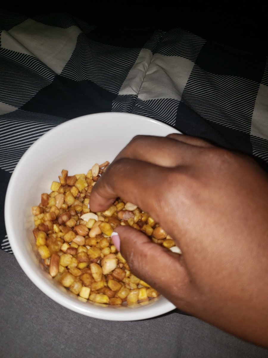 Laetitiandawa's tweet image. Voila comment je vous lis ce soir 👀