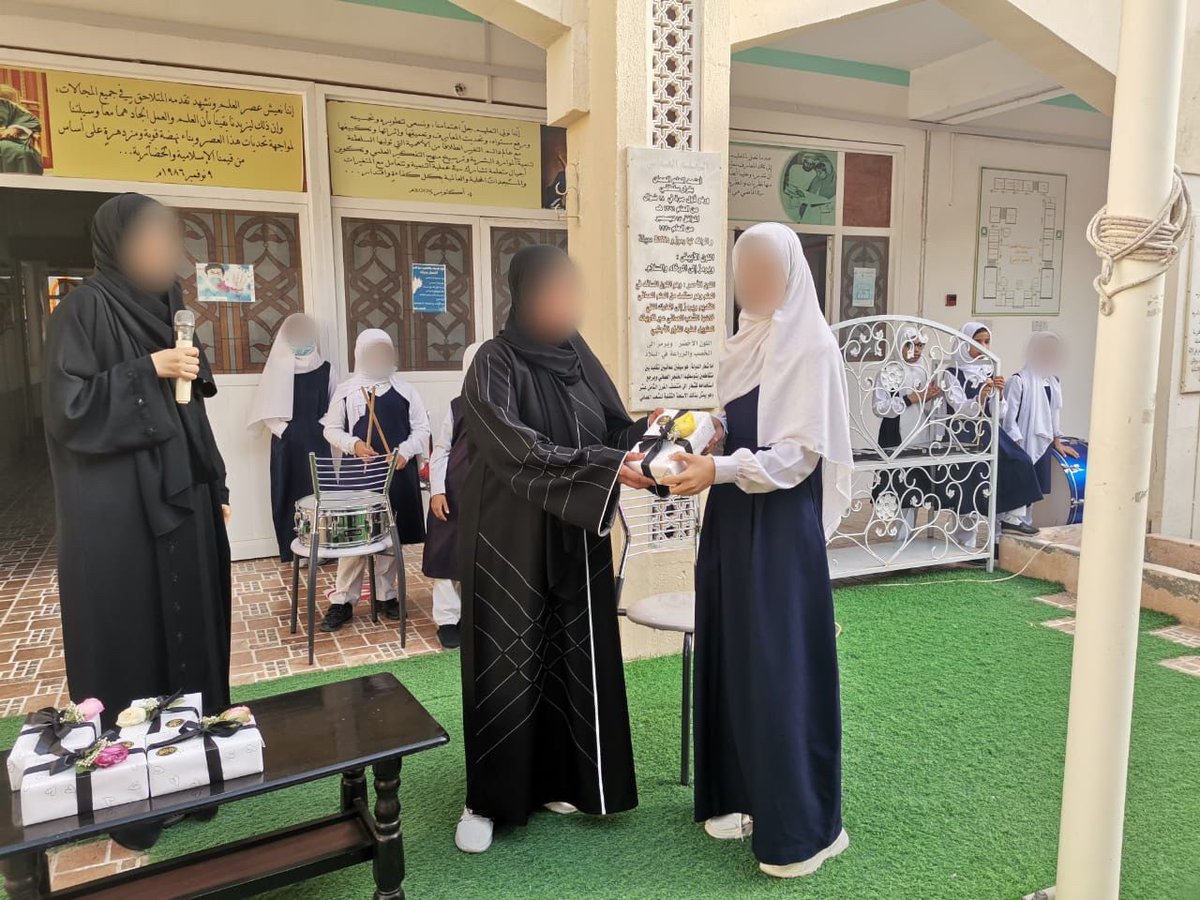 bmdrst's tweet photo. تقديرا للمشاركة الفاعلة لشركة امان في معرض الشركات الطلابية ٢٠٢٢ بمركز عمان للمؤتمرات والمعارض كرمت إدارة مدرسة الثابتي أعضاء شركة أمان. https://t.co/9G3m7iTjsh