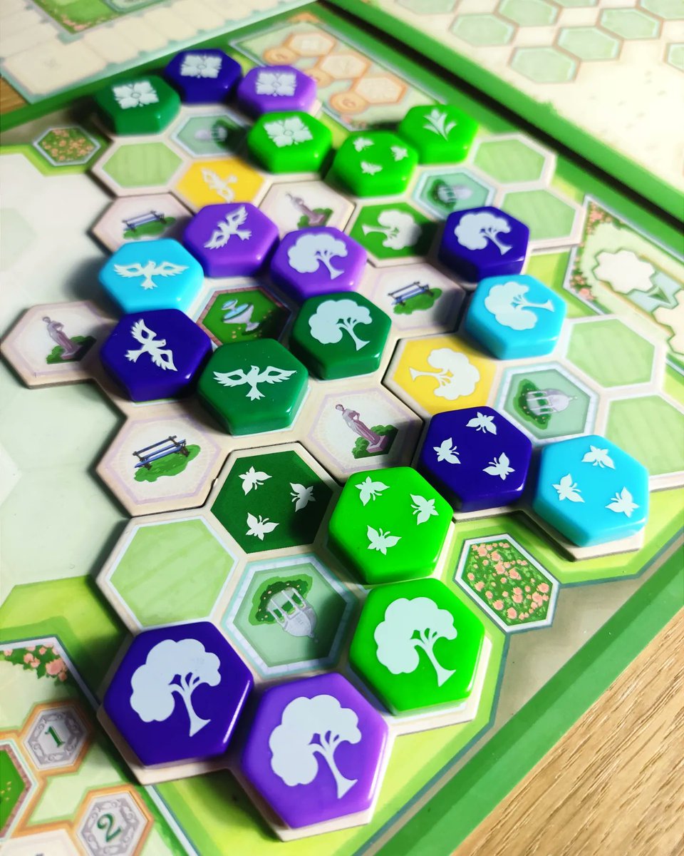 Boardgamerka's tweet photo. 📸 "Azul Ogród Królowej" od @LacertaPL to mega ciekawa i mózgożerna gra logiczna będąca niezłym wyzwaniem i dająca sporą satysfakcję! Więcej na moim Facebooku i Instagramie, a tymczasem kilka fotek na zachętę 🌼🌺💐💠
#boardgames #tabletopgames #azulogrodkrolowej #azulboardgame https://t.co/crt1VAhkii