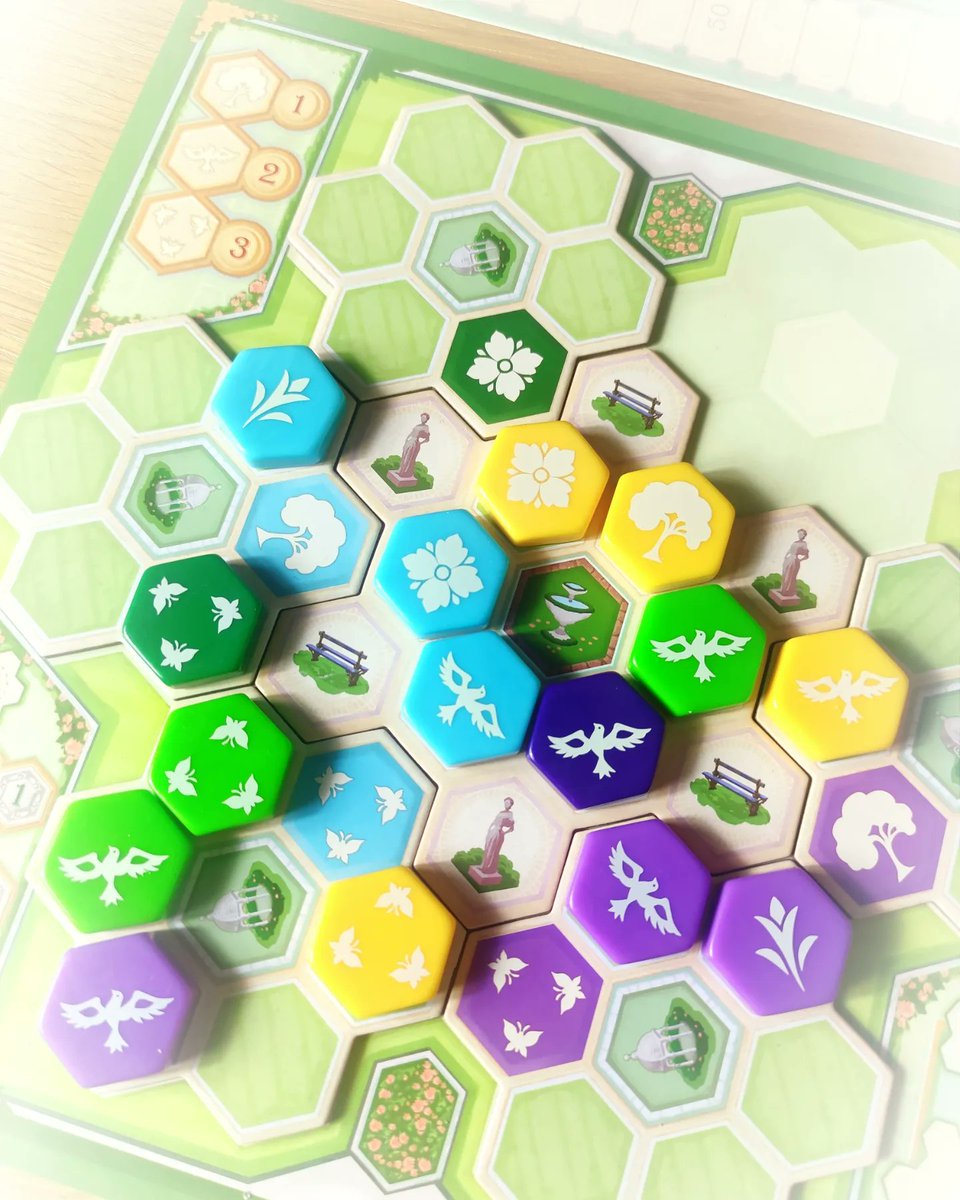 Boardgamerka's tweet photo. 📸 "Azul Ogród Królowej" od @LacertaPL to mega ciekawa i mózgożerna gra logiczna będąca niezłym wyzwaniem i dająca sporą satysfakcję! Więcej na moim Facebooku i Instagramie, a tymczasem kilka fotek na zachętę 🌼🌺💐💠
#boardgames #tabletopgames #azulogrodkrolowej #azulboardgame https://t.co/crt1VAhkii